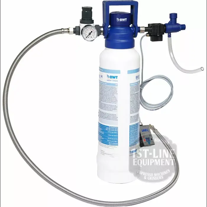 The BWT Bestmax Installation Kit includes a blue and white canister, pressure gauge, flexible metal hoses, valve, tubing, and installation kit—ideal for espresso machines or similar equipment.